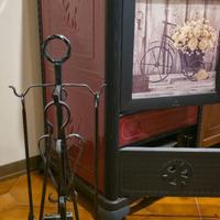 Stufa a legna incluso di kit arnesi in ferro.