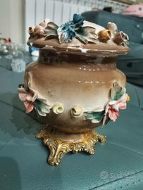 Barattolo antico decorato con fiori