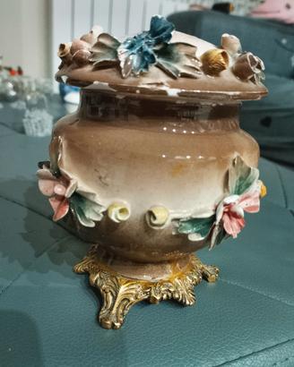 Barattolo antico decorato con fiori