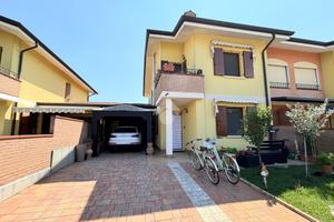 VILLA A SCHIERA A PEGOGNAGA
