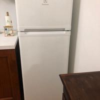 Frigorifero con freezer Electrolux mod. RJ2300A0W2