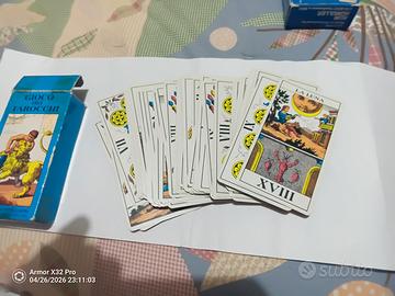 N°2 mazzi di carte divinatorie.