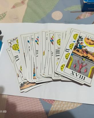 N°2 mazzi di carte divinatorie.