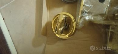 serrature per porta scorrevole e omini ferma persi