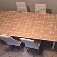 tavolo con sedie in ecopelle