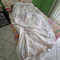 tenda bianca con ricamo