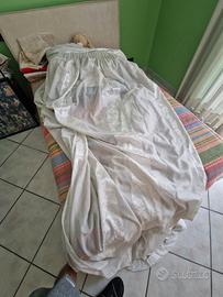 tenda bianca con ricamo