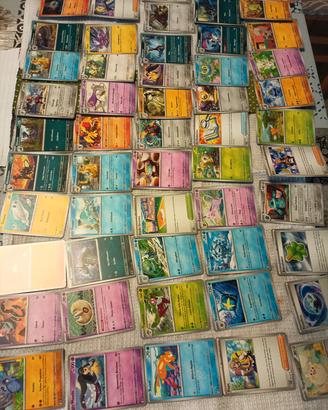 lotto di 70 carte Pokemon miste