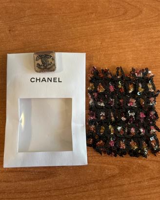 bottone originale Chanel con campione in tessuto