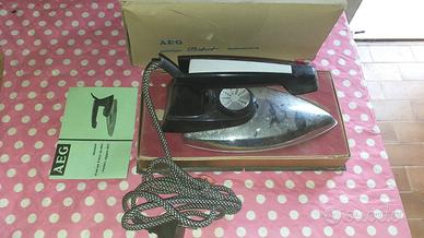 Ferro da stiro da viaggio d'epoca AEG