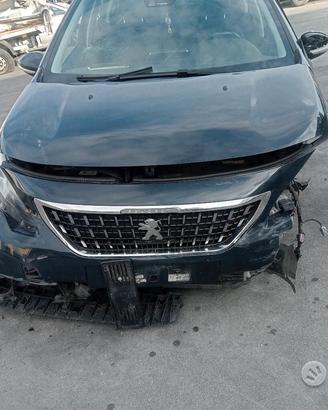Peugeot 2008 2017 YH01 demolita per ricambi