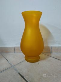 Vaso grande in vetro satinato giallo
