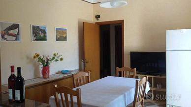 Camera arredata in appartamento comfortevole