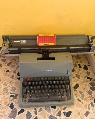 Macchina da scrivere Olivetti 82 vintage
