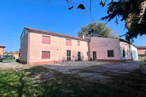 Rustico / Casale di 323 m² con più di 5 locali e b