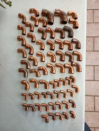 Rimanenza di curve in rame e rubinetti.