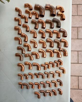 Rimanenza di curve in rame e rubinetti.