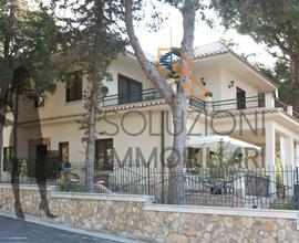 Villa con giardino