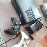 Xbox 360 Slim (S) Nera + 2 Controller + Alimentat