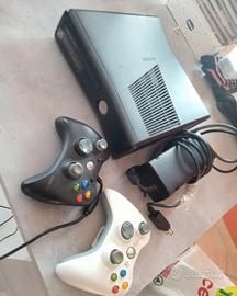 Xbox 360 Slim (S) Nera + 2 Controller + Alimentat