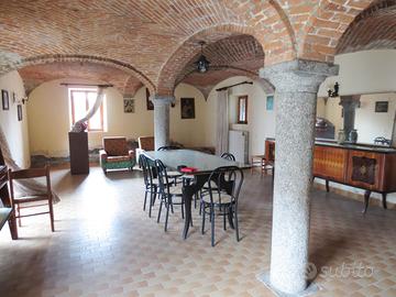 Casa con salone circa 1000 metri terreno 3 box