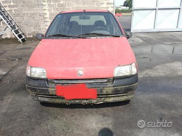 Renault Clio 1999 demolito per ricambi