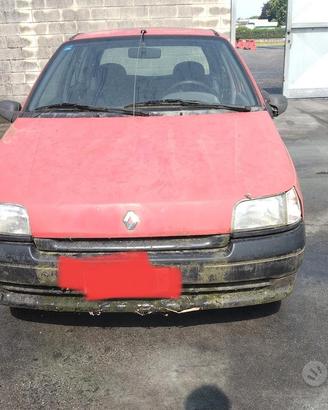 Renault Clio 1999 demolito per ricambi