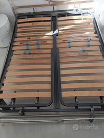 Rete a doghe in legno e alzata manuale separata.