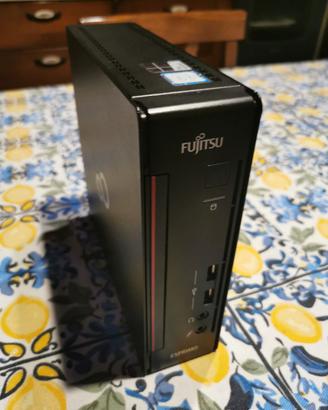 Pc Fujitsu Esprimo funzionante con Windows 11