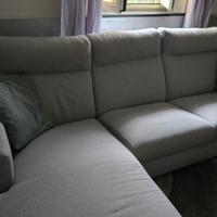 Divano color grigio con chaise-longue
