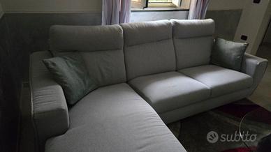 Divano color grigio con chaise-longue