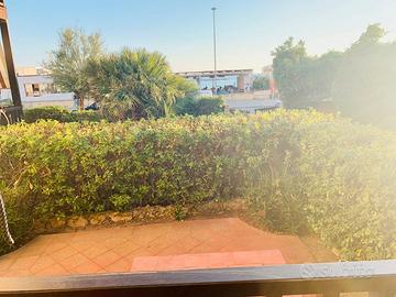 Appartamento fronte mare con giardino