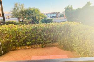 Appartamento fronte mare con giardino