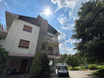 LUMINOSO TRILOCALE CON GIARDINO IMMERSO NEL VERDE.