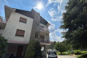 LUMINOSO TRILOCALE CON GIARDINO IMMERSO NEL VERDE.