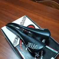 Sella SMP Glider nera ricamata