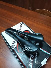 Sella SMP Glider nera ricamata