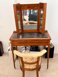 Toeletta antica con specchio mobile