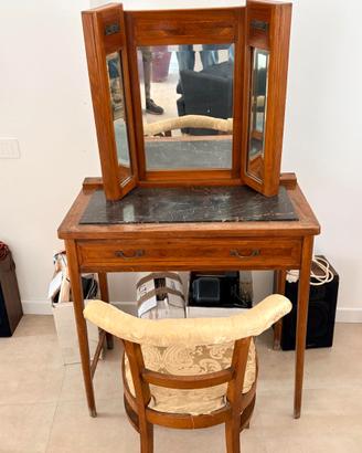 Toeletta antica con specchio mobile