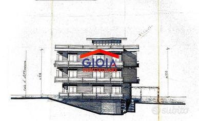 Palazzo / Stabile di 690 m² con più di 5 locali a 