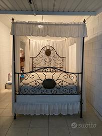 Letto a baldacchino antico in ferro battuto