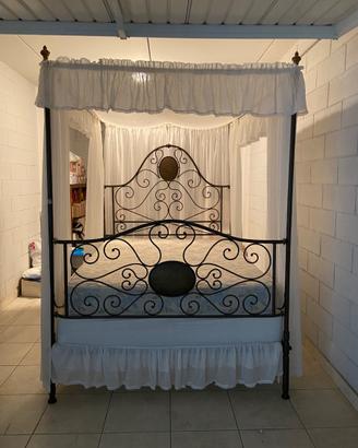 Letto a baldacchino antico in ferro battuto