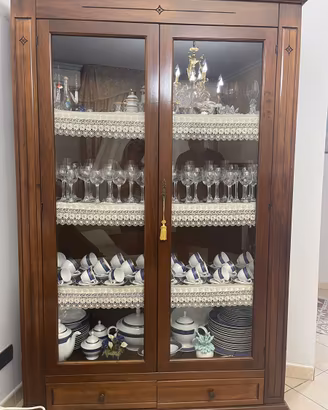 Vetrina da soggiorno in legno noce scuro