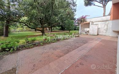 Villa Bifamiliare con ampio parco privato