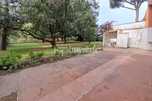 Villa Bifamiliare con ampio parco privato