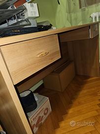 scrivania con 2 cassetti