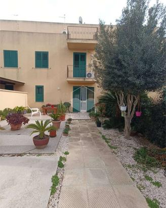 Villetta a schiera con terrazza e giardino