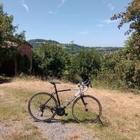 Bici da corsa triban b-twin con gadget in omaggio 