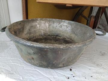 vecchi recipienti in rame e bronzo