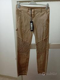 Pantaloni color crema, vestibilità slim. Taglia 42